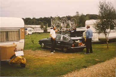 Beim Festzurren der Fahrr&auml;der