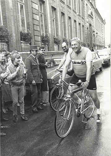 Eine gro&szlig;e Menschenmenge erwartet uns vor dem Rathaus und applaudiert bei unserer Ankunft.(Zum vergr&ouml;&szlig;ern bitte anklicken !)