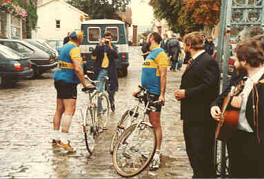 Hartmut informiert Hubert &uuml;ber Klaus sein Mi&szlig;geschick.(Zum vergr&ouml;&szlig;ern bitte anklicken !)