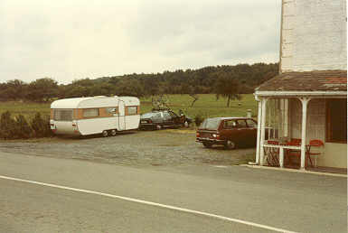 Auf dem Parkplatz neben der Kneipe &uuml;bernachten wir das erste Mal in Ewalds Campingwagen. Zum vergr&ouml;&szlig;ern bitte anklicken!