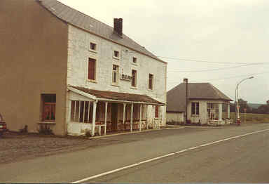 Hier, an der N 46, treffen wir mit Ewald zusammen. Bei dem hinteren Geb&auml;ude handelt es sich um die franz&ouml;sische Grenzstation. Zum vergr&ouml;&szlig;ern bitte anklicken !