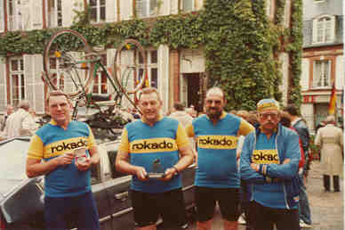 Gruppenbild mit plattem Fahrrad(Zum vergr&ouml;&szlig;ern bitte anklicken !)