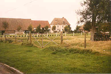 Blick von der Stra&szlig;enseite auf das Gut.  Zum vergr&ouml;&szlig;ern bitte anklicken !