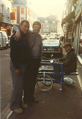 Hubert mit dem Exspieler von St.Etienne. Im Hintergrund schleift der Scherenschleifer mit einer verbogenen Welle die Messer stumpf.