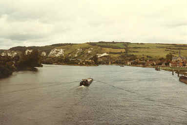 Blick von der Br&uuml;cke in les Andelys auf die Seine und Kreidefelsen. Zum vergr&ouml;&szlig;ern bitte anklicken !