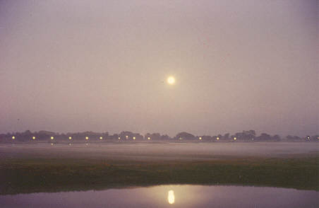 Mondaufgang mit beleuchteter Grenze