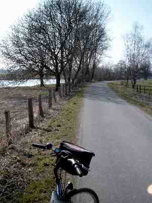 Auf dem Rad- und Wanderweg an der Ruhrbr&uuml;cke in Geisecke, Blickrichtung Schwerte