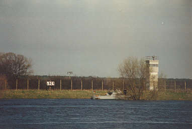 Ostgrenze der Elbe mit DDR-Grenzsch&uuml;tzern
